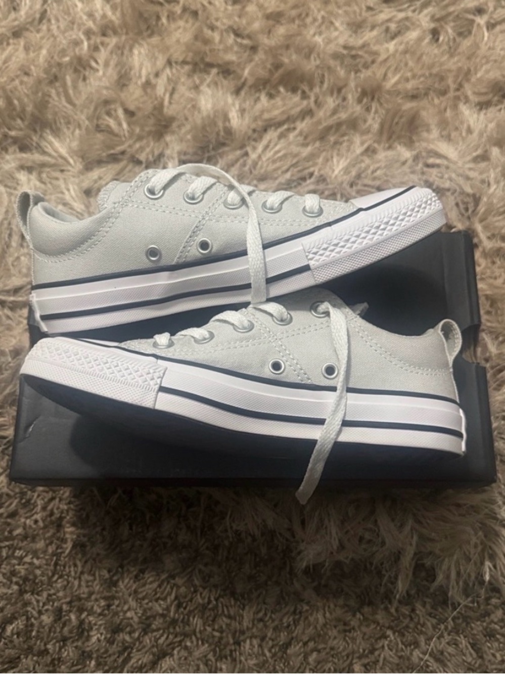 Big Kids Low-Top Converse Sneakers in Light Gray-Brand New